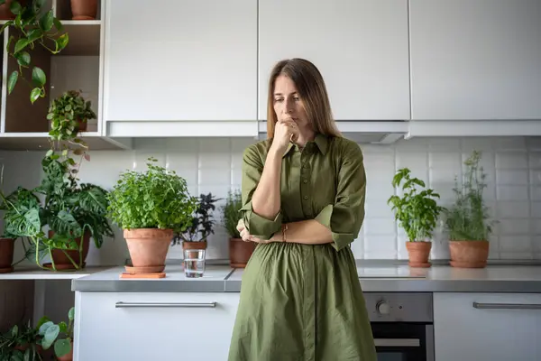 Enttäuschte Ernstlich Besorgte Frau Die Hause Über Die Küche Nachdenkt — Stockfoto