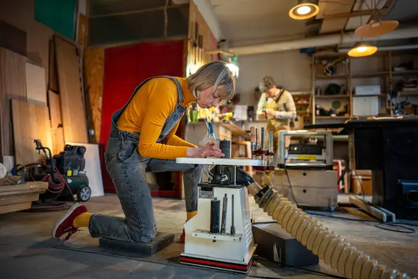 Mujer Carpintera Concentrada Trabaja Carpintería Convirtiendo Artículos Madera Torno Pequeña — Foto de Stock
