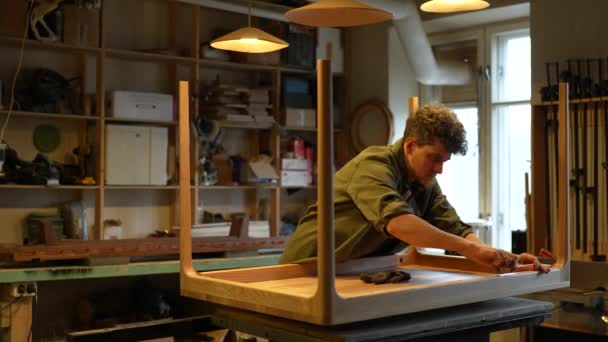 Carpentry Workshop Man Craftsman Screwing Furniture Screws Table Joins Pieces — Stock Video