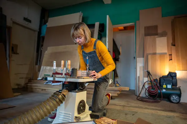 Enfocado Carpintero Femenino Trabaja Taller Carpintería Mujer Pedante Lijando Girando — Foto de Stock