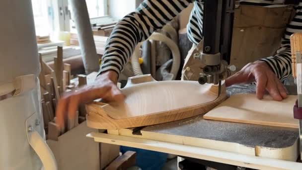木匠作坊 工匠大师作坊 男人用特殊的木工机械在木头上雕琢男性细木工手 集中工作需要注意精确度 手工灵活性 — 图库视频影像