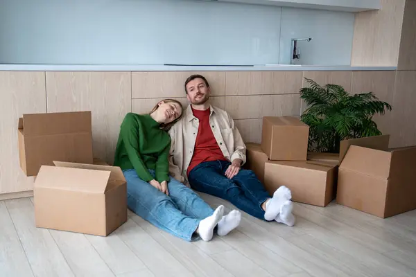 Couple Épuisé Assis Sur Sol Dans Leur Nouveau Propre Appartement — Photo