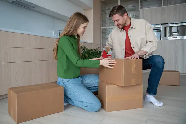 Happy Couple Packing Cardboard Box Using Sticky Tape Move New — Stock Photo, Image
