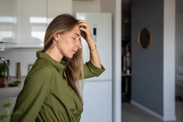 Müde Ungesunde Frau Mit Kopfschmerzen Legte Hand Auf Stirn Geschlossene — Stockfoto