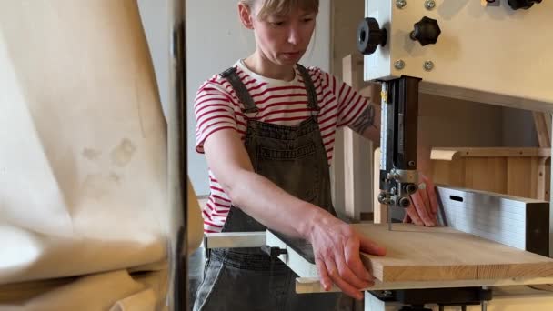 Mulher Carpinteiro Trabalhando Serra Gabarito Focado Marceneiro Fêmea Esculpida Madeira — Vídeo de Stock