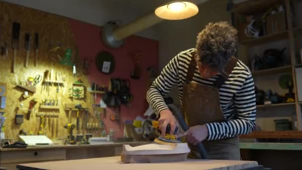 Holzschleifen Mit Orbitalschleifer Der Werkstatt Konzentrierte Mann Schreiner Poliert Holzsitz — Stockvideo