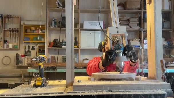 Tesařská Dílna Mistr Řemeslník Člověk Pracuje Dřevoobráběcím Strojem Ruční Frézování — Stock video