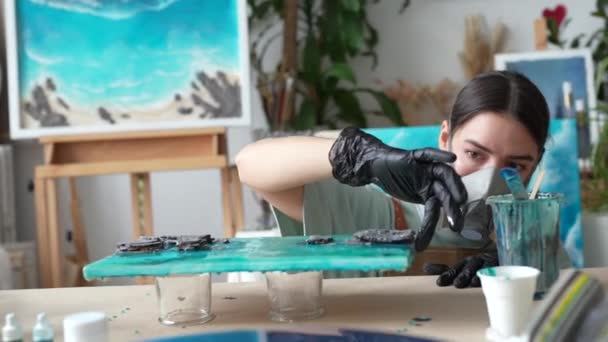 스튜디오 워크샵에서 손가락으로 에폭시 수지를 적용하는 호흡기에 예술가 장갑을 착용하는 — 비디오