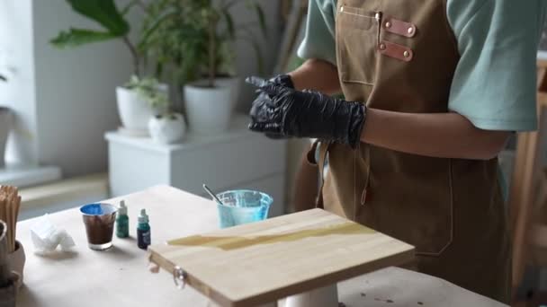 Dişi Sanatçı Renkli Pigmenti Epoksi Plastik Bardağa Karıştırır Epoksi Döker — Stok video