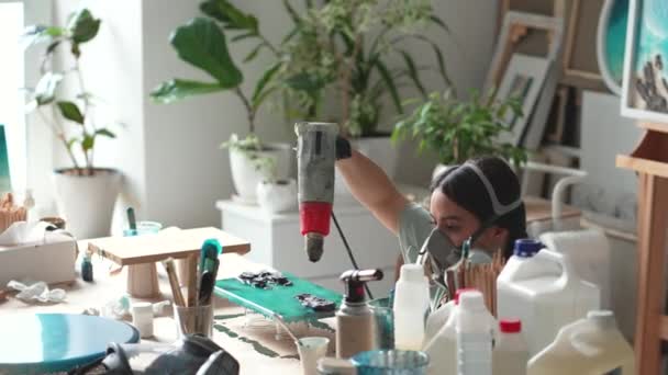 Umělkyně Pracuje Tekutou Epoxidovou Pryskyřicí Vytváří Moře Dvoudílné Pryskyřičné Desce — Stock video