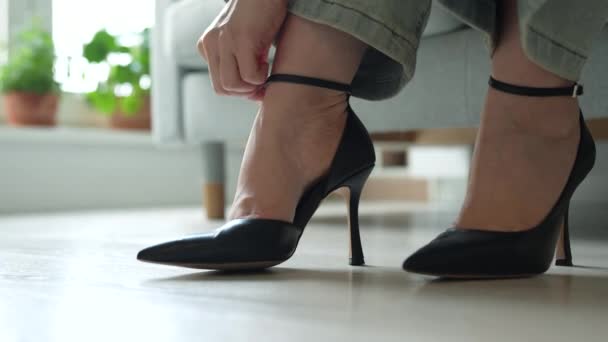 Blister Callo Talón Zapatos Ajustados Pies Mujer Con Dolor Después — Vídeos de Stock