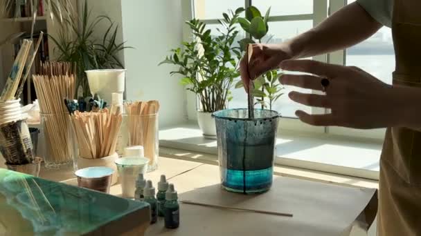 Reçine Sanatı Kadın Sanatçı Sanat Atölyesinde Çalışırken Plastik Bardakta Sanat — Stok video
