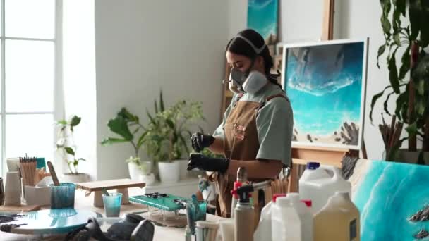 Hars Kunst Vrouw Kunstenaar Respirator Kneedt Mengen Kunst Epoxyhars Plastic — Stockvideo