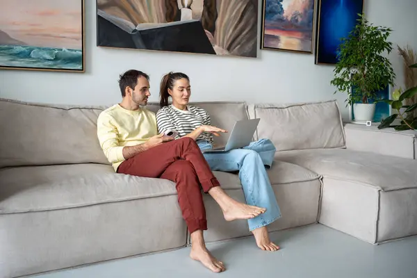 Plaisant Couple Artistes Famille Est Assis Sur Canapé Regardant Écran Photo De Stock