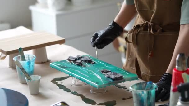 女性アーティストはエポキシ樹脂を採取し 木製板に貼り付けました 液体アートテクニックを使用したクラフトスウーマン 海の泡と波の画像を作成し 岩のクローズアップビュー 樹脂アートのマスタークラス — ストック動画
