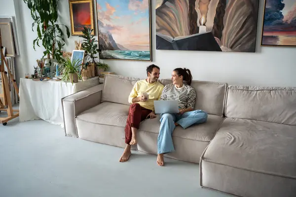 Conjoints Couple Joyeux Détendre Sur Canapé Après Journée Travail Homme Image En Vente