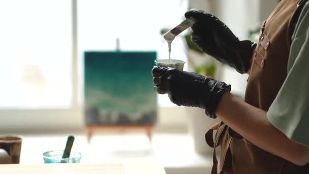 Reçine Sanatı Sanat Atölyesinde Çalışırken Plastik Bardakta Sanat Epoksisi Reçinesini — Stok video