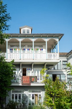 Beyaz Gürcü konut binası cephesi. Evin ön tarafında, Tiflis 'te gayrimenkul. Rafine edilmiş minimalist tarzda yapılmış mimari yapı balustrades üzerinde karakteristik desenlere sahiptir.