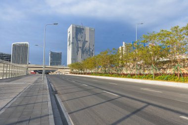 Guangzhou Çin 'de binası olan boş yol..