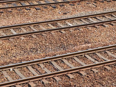 Eski rayları olan bir taş.