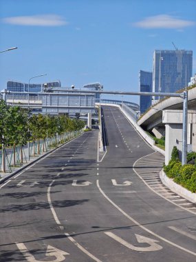 Çin 'in Guangzhou şehrinde yol bomboş.
