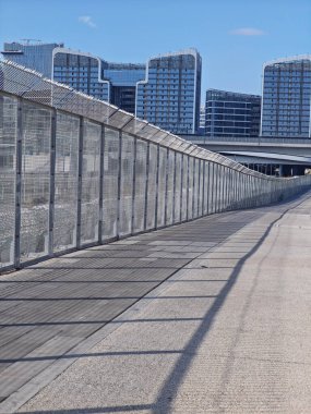 Guangzhou Çin 'de tren istasyonu olan bir yol.