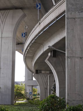 Modern şehirde üst geçidin altında