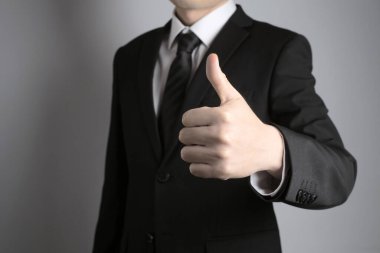 Silah geçmişi olan bir el.