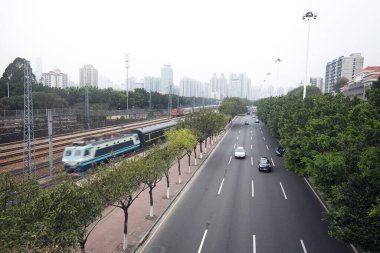 Yolun kenarındaki demiryolu.