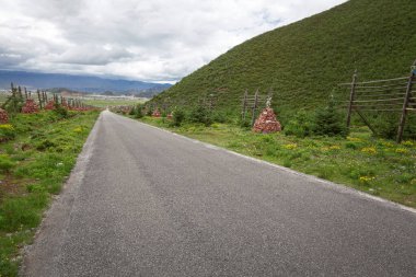 Gecekondu mahallesinde anayol.