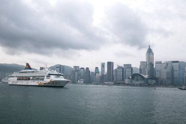 Hongkong, Çin - 12 Mayıs 2017: Hongkong Viktorya Limanı 'ndaki yolcu gemisi, burası Asya' daki yoğun liman..