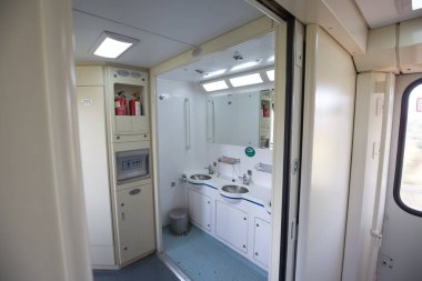 Guangzhou, Çin - Haziran 24, 2016: Trendeki banyo, Guangzhou 'ya giden kunming treni.