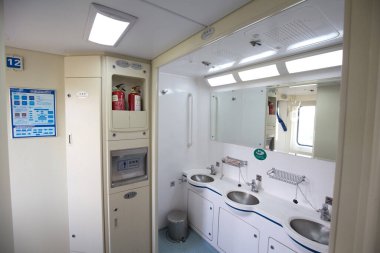 Guangzhou, Çin - Haziran 24, 2016: Trendeki banyo, Guangzhou 'ya giden kunming treni.