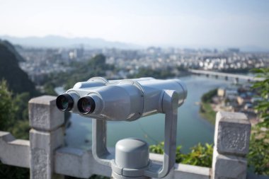 Guilin Çin 'deki dağdaki teleskop..