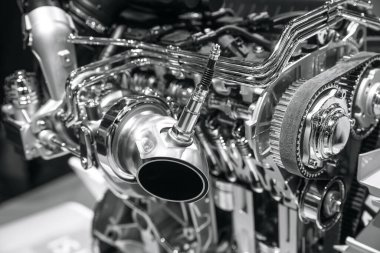 Arabanın motorunun yeni parçası