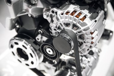 Arabanın motorunun yeni parçası