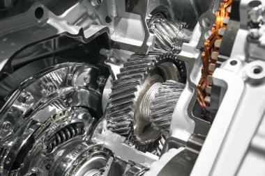 Arabanın motorunun yeni parçası