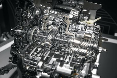 Arabanın motorunun yeni parçası