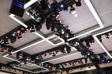 Çatıda birçok lambalar