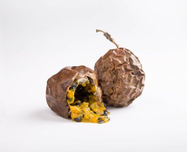 Eski ve kurumuş tutku meyvesi