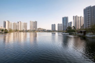 Nehir kıyısındaki binalar