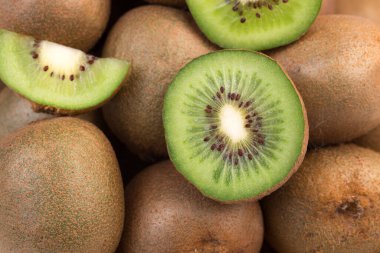 Bir grup taze kivi fotoğrafı.