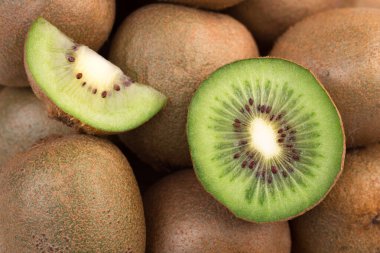 Bir grup taze kivi fotoğrafı.