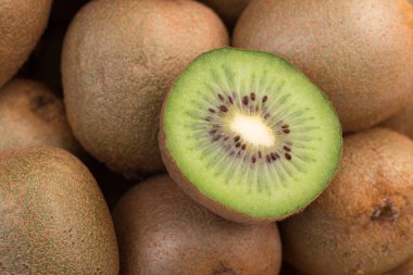 Bir grup taze kivi fotoğrafı.