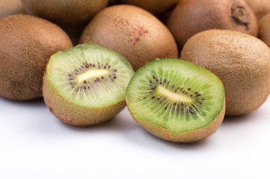 Bir grup taze kivi fotoğrafı.