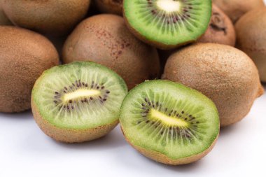 Bir grup taze kivi fotoğrafı.