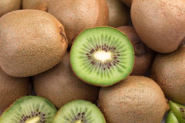 Bir grup taze kivi fotoğrafı.