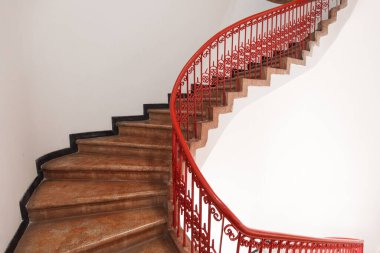 Eski binada merdiven