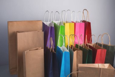 Kraft çantalı renkli bir kese kağıdı.