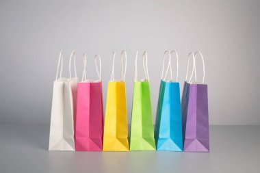 Renkli kağıt hediye paketi.